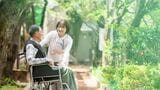 車椅子に乗った男性と介護スタッフ