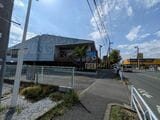 車通りの多い「すずかけ通り」沿い。周辺にはさまざまなチェーン店が並ぶ（筆者撮影）