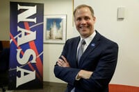 NASA､月面にある大量の氷を初めて確認 ブライデンスタイン氏｢有人探査再開に期待｣