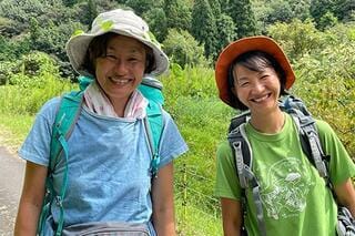 森のわらべ代表の浅井智子さん（右）と同行してくれた子どもの庭代表の園田智子（左）さん
