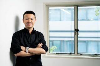 三宅琢（みやけ・たく）医師、医学博士、眼科専門医、労働衛生コンサルタント、メンタルヘルス法務主任者2012年東京医科大学大学院修了。視覚障害者や発達障害者へのICT活用を処方する「眼科医」、障害者を含むすべての労働者のヘルスケア教育を行う「産業医」、医療・教育・福祉など分野横断的に社会課題を対話で解決する「社会医」と、3つのスタイルで人と社会のウェルビーイング向上を目指して活動。Studio Gift Hands 代表取締役。SPACE 共同創業者。公益社団法人NEXT VISION 理事。東京大学未来ビジョン研究センター 客員研究員（写真：三宅琢氏提供）