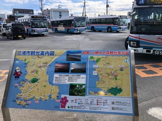 三浦市全体の地図と京急バス（筆者撮影）