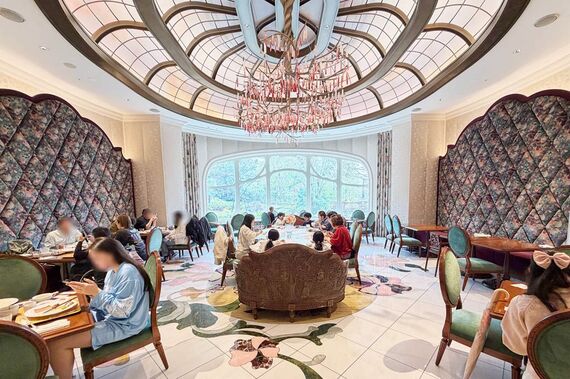 食事フロアはまるでおとぎの国