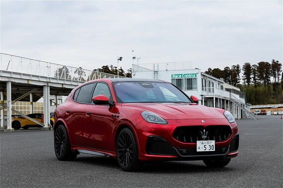 3リッターV型6気筒エンジンを搭載し、最高出力530PS、最大トルク620Nmを発生するトップグレード「グレカーレ トロフェオ」