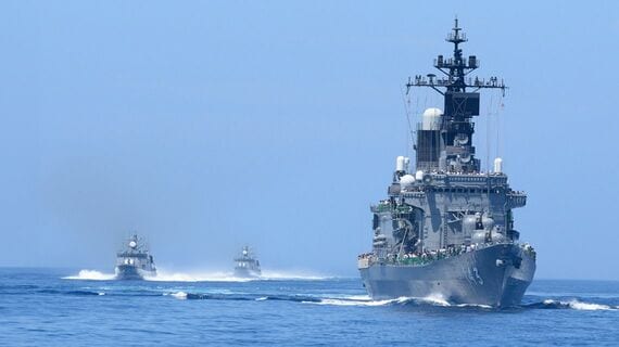 海上を航行する海上自衛隊護衛艦「しらね」