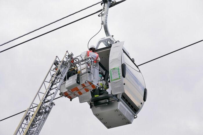 乗客役がゴンドラに乗り移る