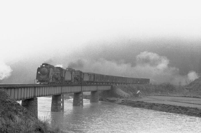 山口線を走るD51重連の貨物列車