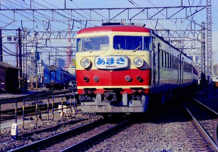 品川駅に到着する157系の特急「あまぎ」