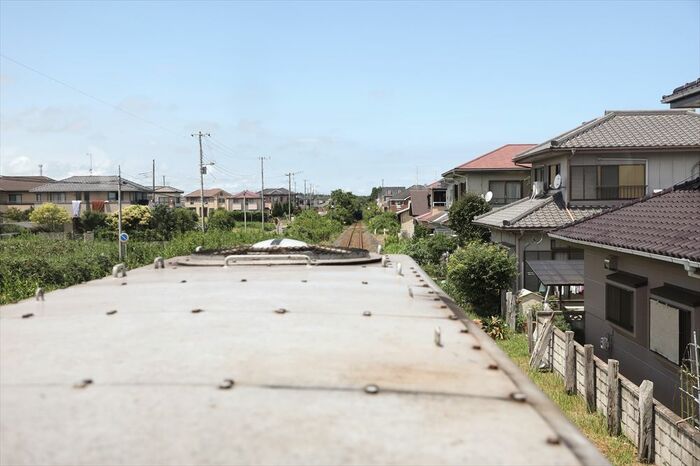 住宅地内の線路を行く