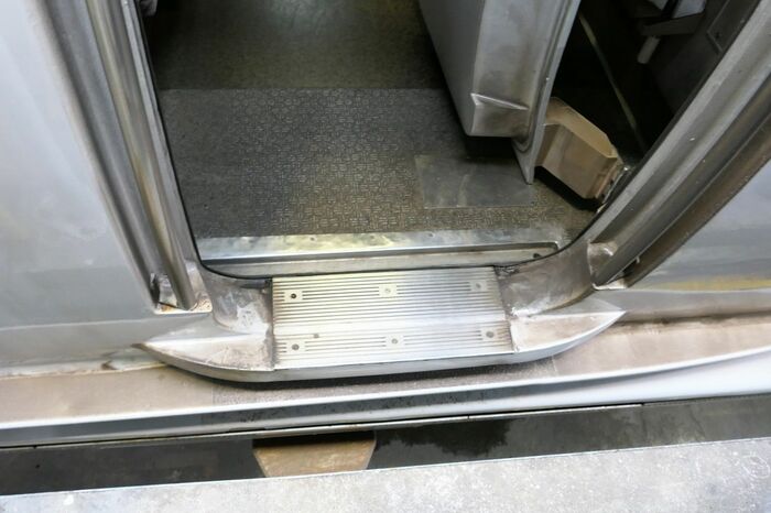 乗務員室入口のステップ