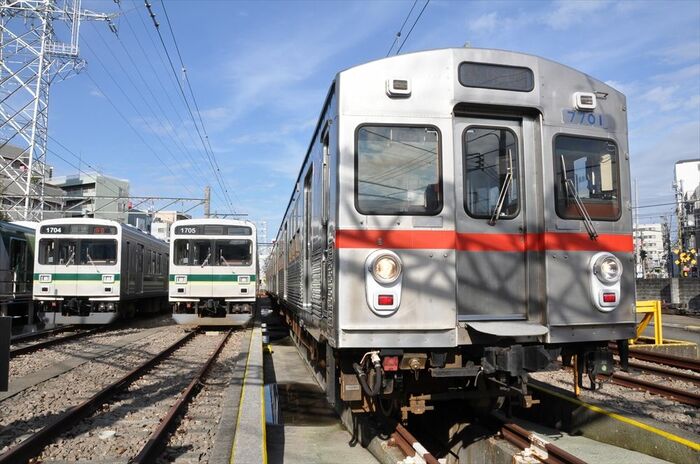 「後輩」の1000系と並ぶ7700系