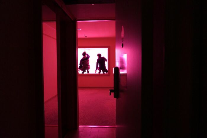 窓に紙を貼り付ける作業