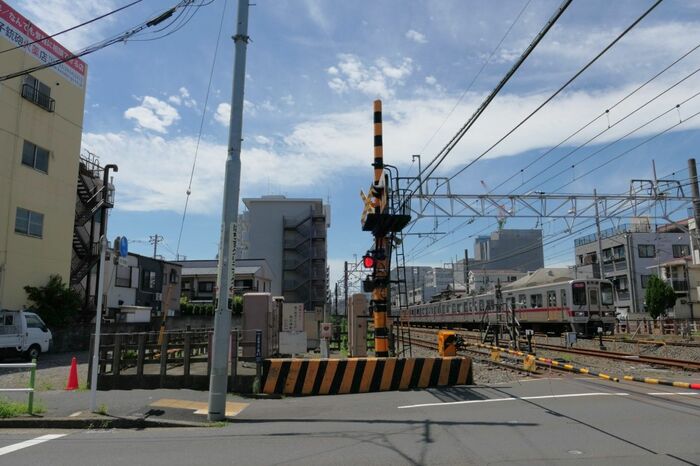 駅西側にある踏切。かつて左奥に向けて