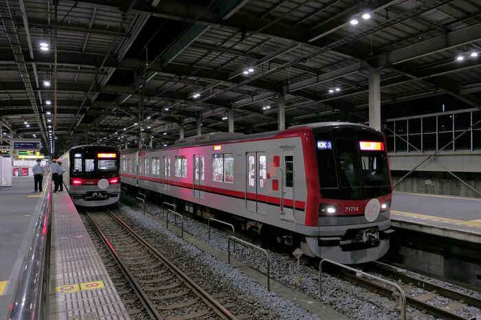 越谷駅に停車する避難列車。70090型（左）と