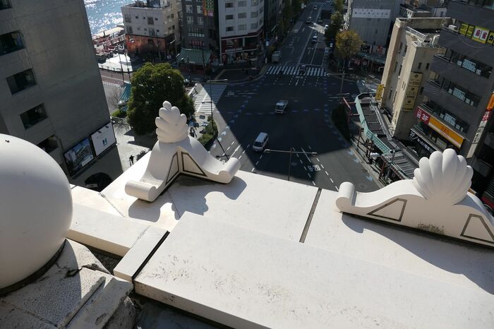 屋根の装飾と吾妻橋の交差点
