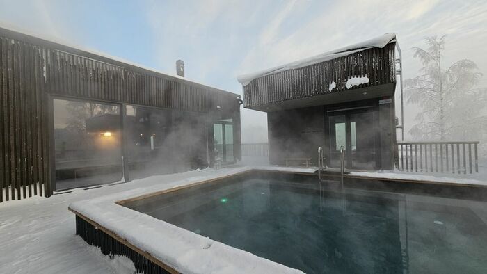 露天風呂の温度は40度と少し低めだが、天然の湧き水の肌触りは最高 