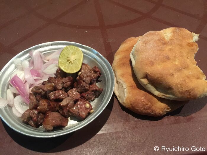 網で炭焼きされた牛肉とパン