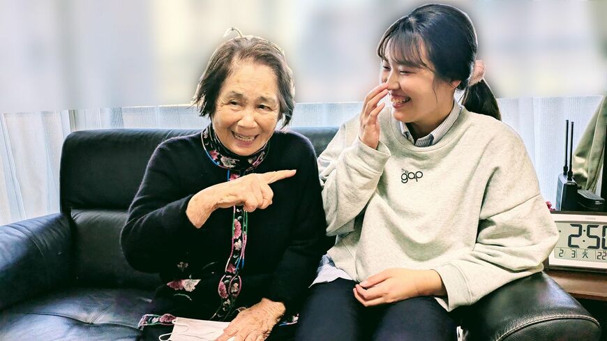 自宅療養をしている伊東ケイ子さん（左）と作業療法士の石田遥子さん（右）（筆者撮影）