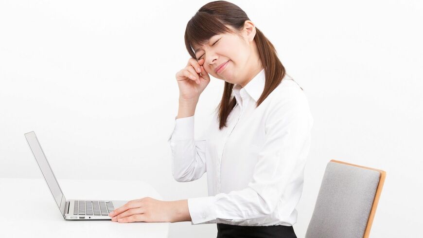 しみるような痛みを感じる方は、要注意です（写真：EKAKI / PIXTA）