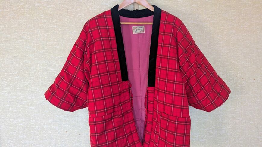 「綿の郷」の久留米はんてん5984円、筆者はこの冬初めて半纏を着る生活を送ってみたところ、すっかりお気に入りに（写真：筆者撮影）