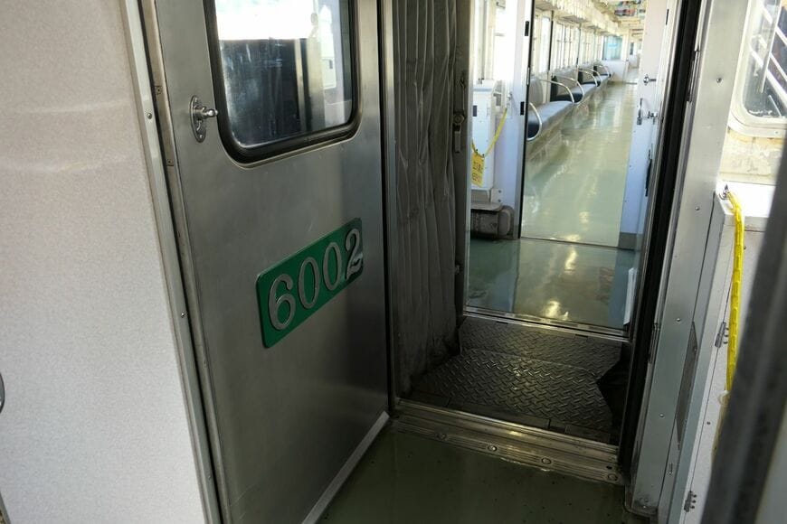 連結部分の貫通路（記者撮影）