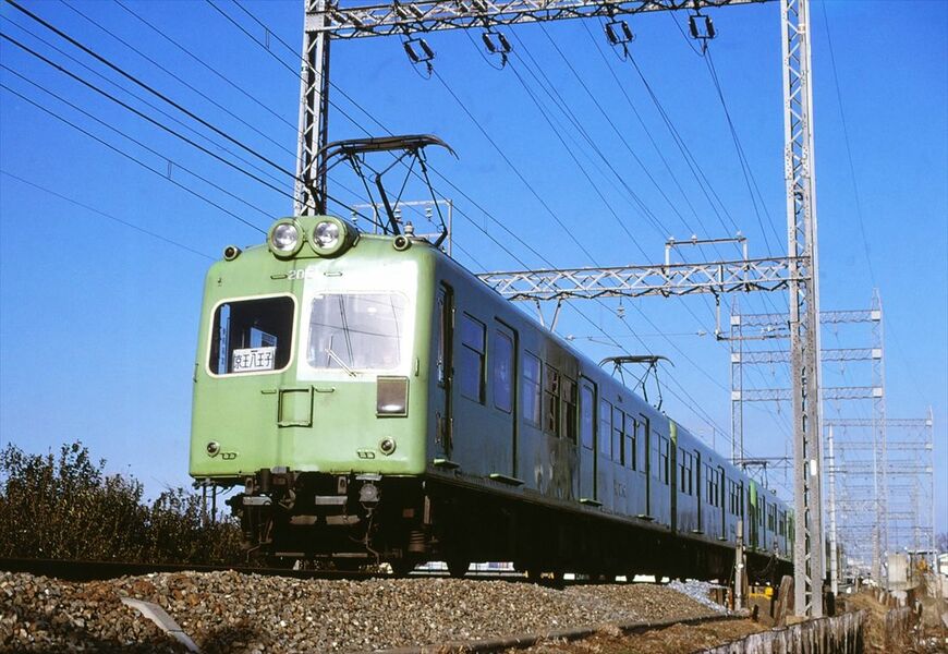 日差しを浴びて快走する2000系（撮影：南正時）