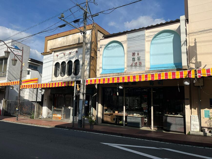 「本町通り」のレトロな商店街（筆者撮影）