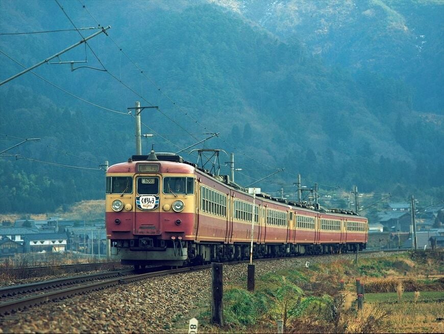 米原—金沢間を結んだ急行「くずりゅう」。車体の下部にクリーム色の細い線が入っているのは60Hz電源用車両の印だったが、のちに省略されるようになった（撮影：南正時）