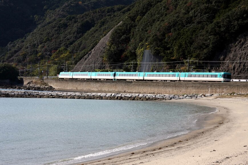 海岸線を行く283系「オーシャンアロー」（撮影：南正時）