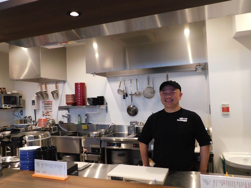 店に入ると左側が厨房で、ここで注文。セルフサービスで自席に運んで食べるシステム（筆者撮影）