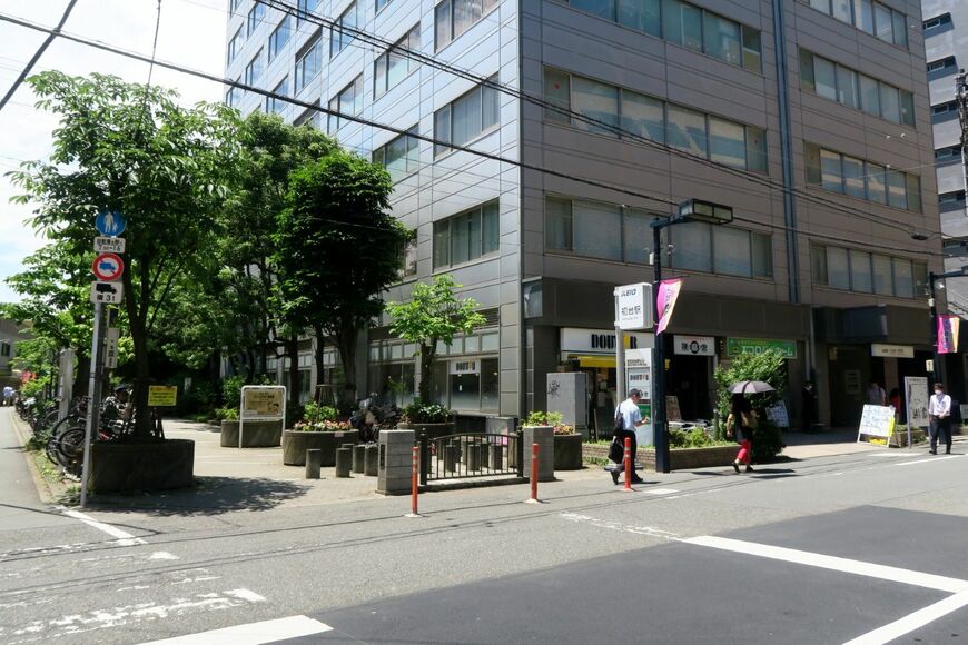 地上駅があった場所と現在の初台駅南口（筆者撮影）