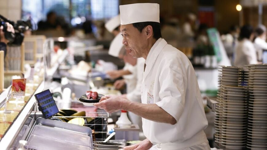 日本株が急騰している。「日本経済は堅調だし、日本株は今後も上昇しそう」などと考えたくなるが、筆者は実態とかけ離れたところまで上昇したと警戒する（写真：ブルームバーグ）