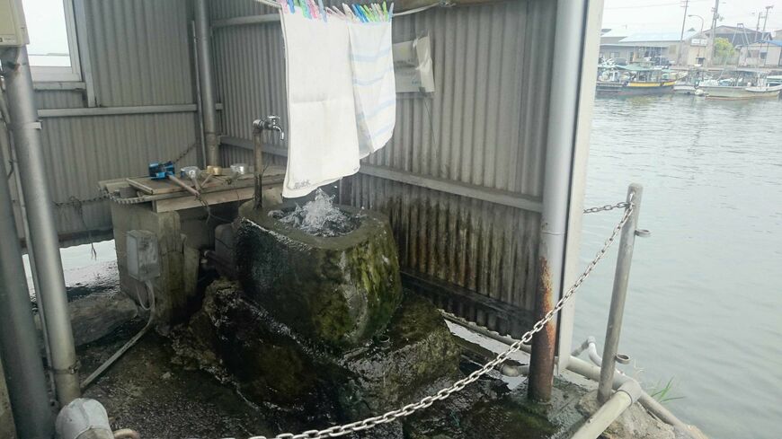 海底から清水が湧く「弘法水」（写真：筆者撮影）