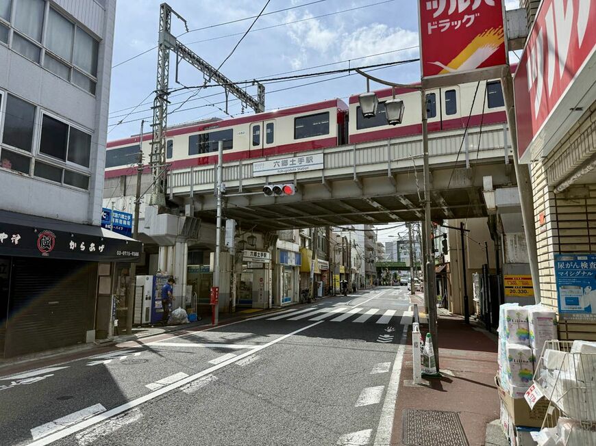 六郷土手駅の出口付近。歩道も車道も狭い（写真：筆者撮影）