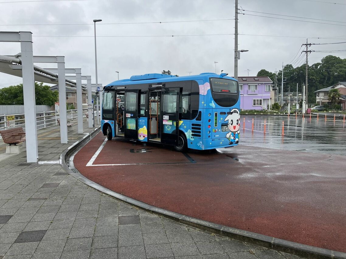 新鉾田駅行のバスを待っていると無人のコミュニティバスが