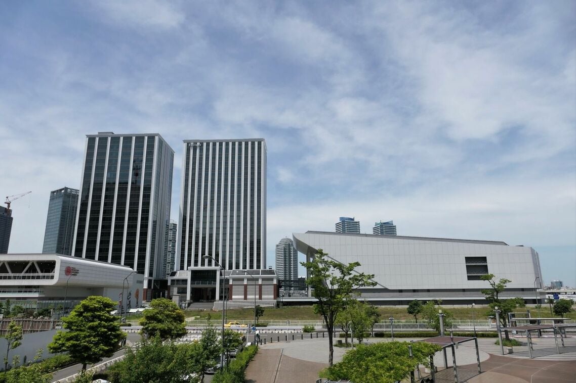 中央が2023年9月開業予定の「ヒルトン横浜」、