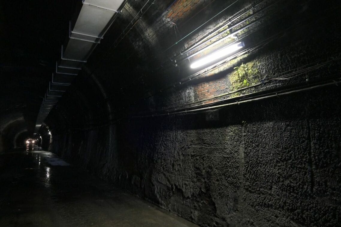 旧生駒トンネル内部の側面