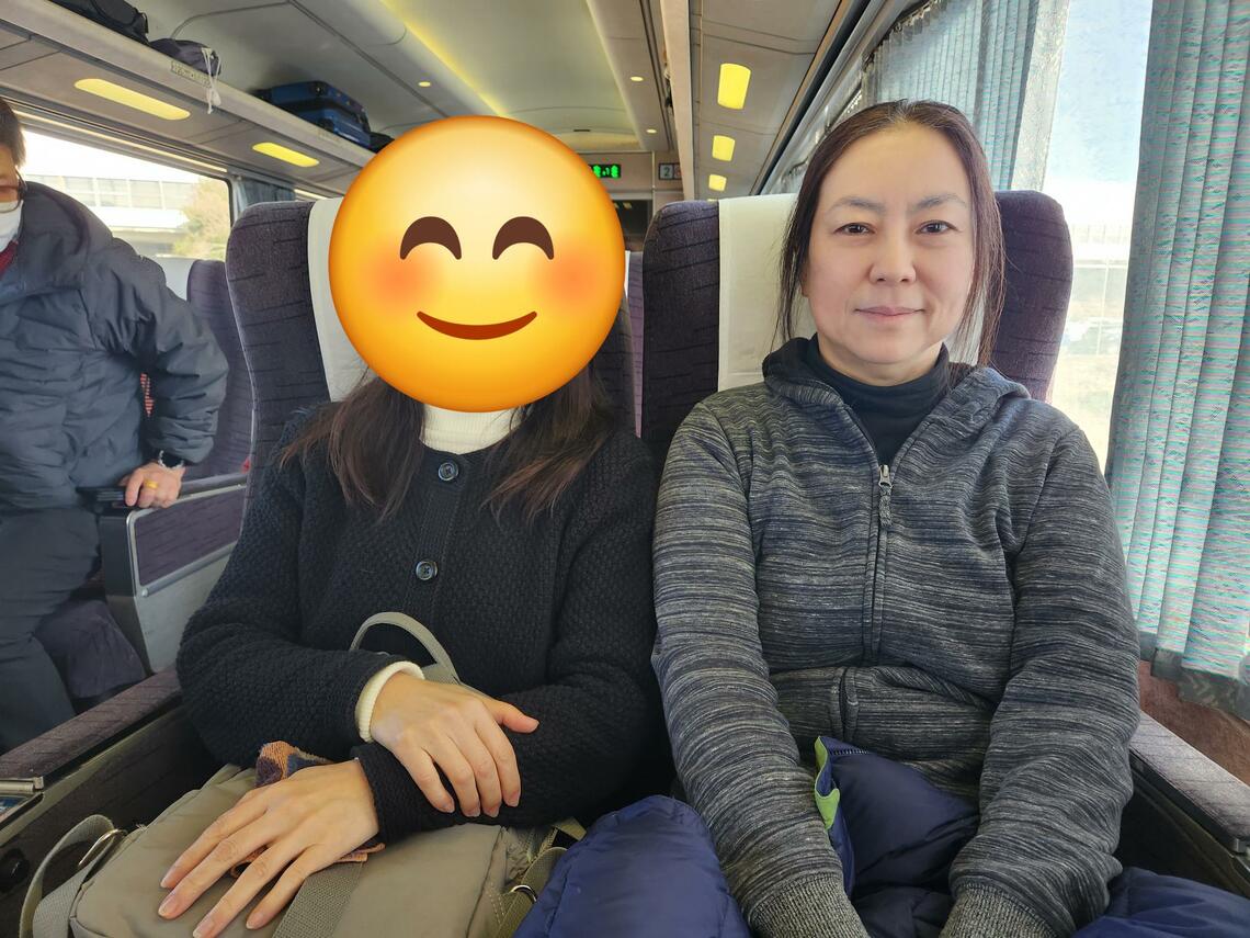 ロマンスカーに乗る妹と筆者（写真：筆者提供）