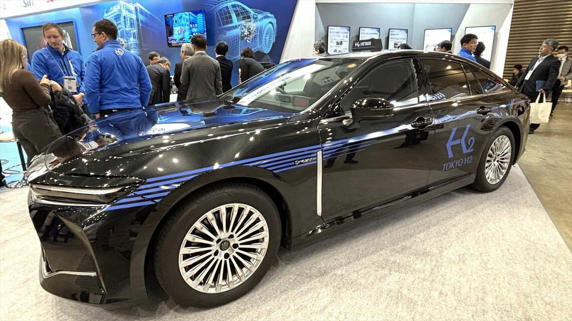 「H2 ＆ FC EXPO 水素燃料電池展」に展示されたトヨタ「クラウンセダン」のFCEV（筆者撮影）