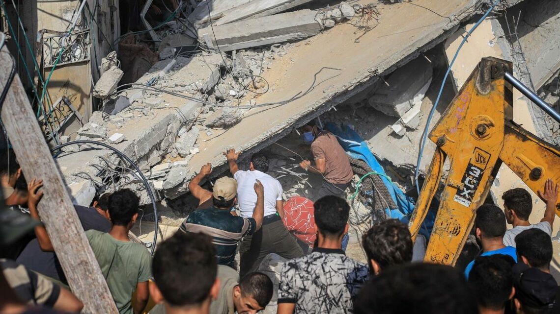 イスラエルの攻撃を受けるガザ地区。さまざまな悪材料が噴出、兜町も弱気に傾いているというが、株価はどうなるのか(写真:ブルームバーグ)