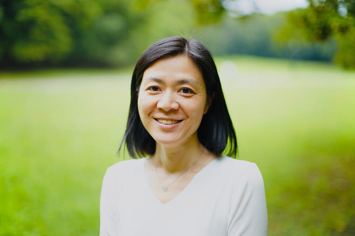 藤原さと（ふじわら・さと）こたえのない学校 代表理事慶應義塾大学法学部政治学科卒業。米コーネル大学大学院修士（公共政策学）。日本政策金融公庫、ソニーなどで海外アライアンス、新規事業立ち上げなどを経験。仕事をしながら子育てをする中で「探究する学び」に出合い、2014年「こたえのない学校」を設立。小学生向けの探究型キャリアプログラムを実施するほか、16年から学校教育に携わる教師と学校外で教育に携わる多様な大人が出会い、チームで探究プロジェクトを実施する「Learning Creator’s Lab」を主宰。18年、経済産業省「未来の教室」事業の採択を受け、世界屈指のプロジェクト型学習を行う「High Tech High」の教育プログラムの日本導入に携わる。著書に『「探究」する学びをつくる』（平凡社）などがある