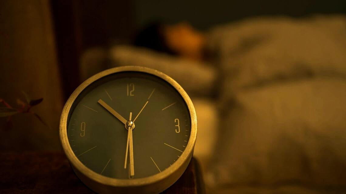 ベッドで眠る人