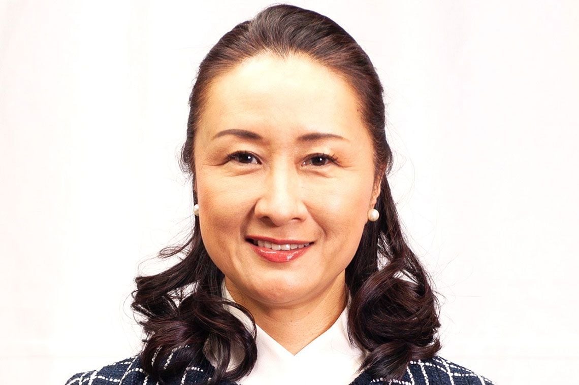 平川理恵（ひらかわ・りえ）前広島県教育長、昭和女子大学 ダイバーシティ推進機構 客員教授京都市生まれ。1991年リクルートに入社。企業派遣により1998年南カリフォルニア大学経営学修士（MBA）取得。1999年留学仲介会社を起業。10年間黒字経営を果たす。2010年全国で女性初の公立中学校民間人校長として横浜市立市ヶ尾中学校に着任。2015年横浜市立中川西中学校校長。2018年より広島県教育委員会教育長に就任。年間予算1580億円、26000人の教職員のマネジメントを行う。その間、文部科学省等政府審議会委員なども務める。著書に『クリエイティブな校長になろう』（教育開発研究所）、『あなたの子どもが「自立」した大人になるために』（世界文化社）、共著に『女性部下をうまく動かす上司力』（日本能率協会マネジメントセンター）などがある。 Voicy：『平川理恵の「教育・子育てのツボ」ラジオ』（写真：本人提供）