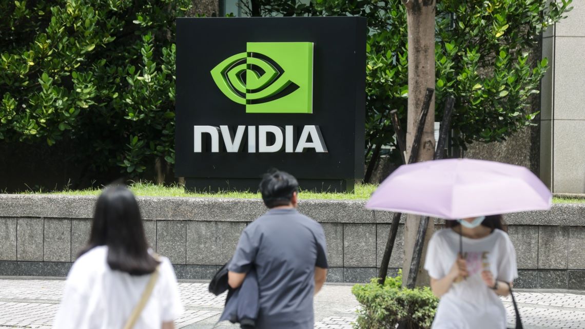 台北にあるアメリカのエヌビディアのオフィス。AI向け半導体で世界シェア8割を握る同社の動向からは目が離せない(写真:ブルームバーグ)