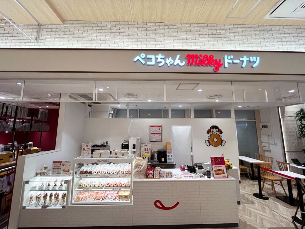 ペコちゃんmilkyドーナツ 横浜ワールドポーターズ店。店内にイートインスペースも設けられている（写真提供：不二家）