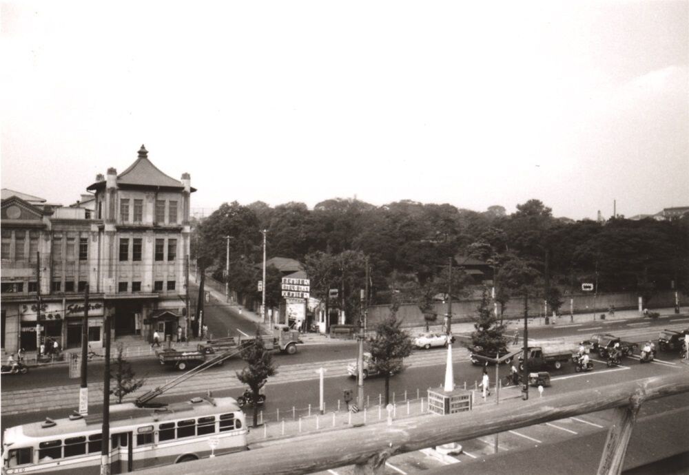 京急旧本社ビル（左）とホテル建設予定地（京急電鉄提供）