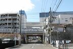 奥に見える道路上空の通路がプラザブリッジ
