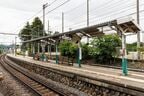大桑駅もホームは玉石積。鬼怒川の河原の石を