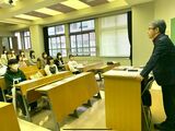 西日本短期大学メディア・プロモーション学科で講義する筆者（2023年4月）