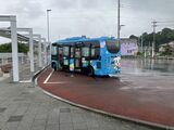 新鉾田駅行のバスを待っていると無人のコミュニティバスがやってきた（筆者撮影）